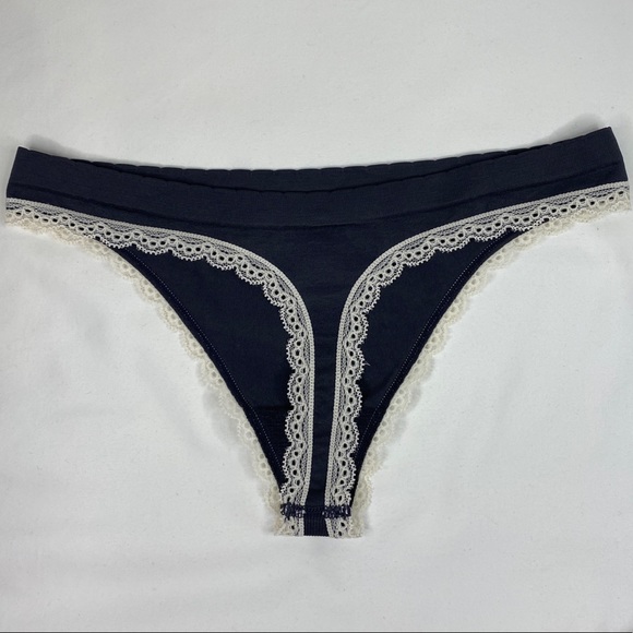 New Victoria’s Secret Thong Medium - Picture 2 of 3